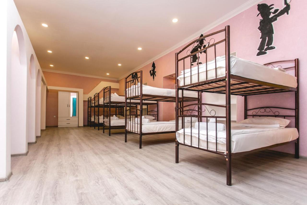 Sherlock Holmes Hostel Baku Ngoại thất bức ảnh