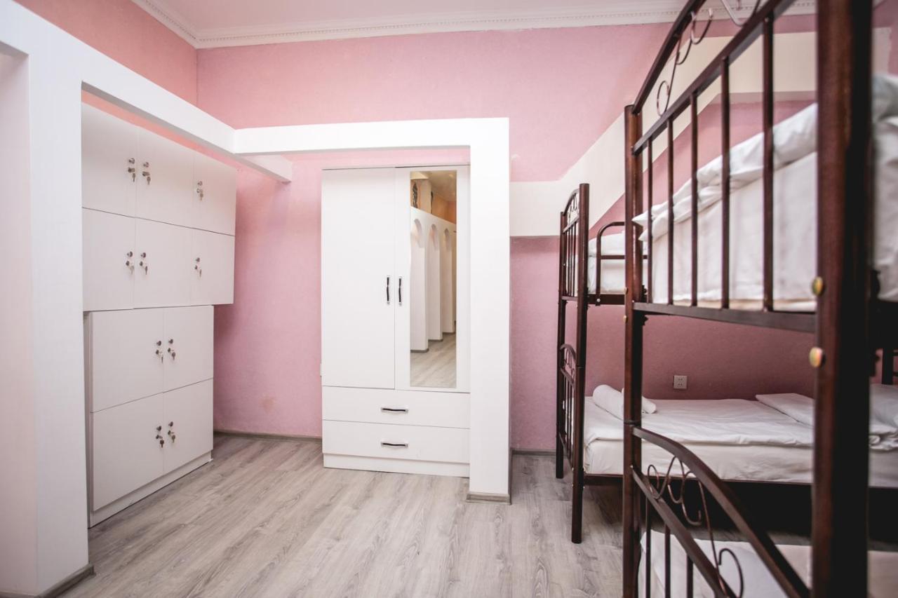 Sherlock Holmes Hostel Baku Ngoại thất bức ảnh
